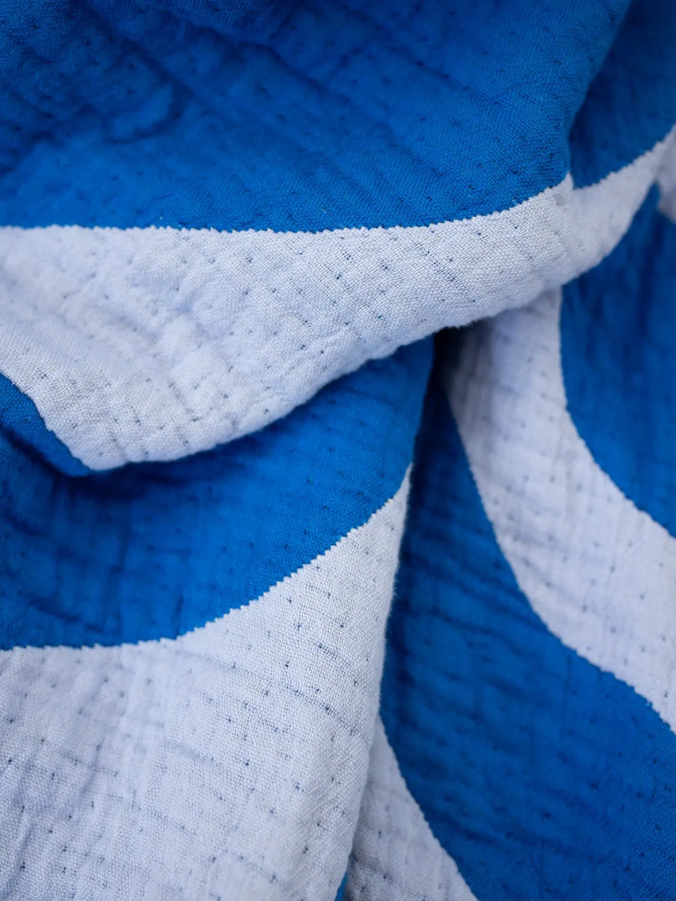 Blaue Kuscheldecke Fokus auf Naturfaser