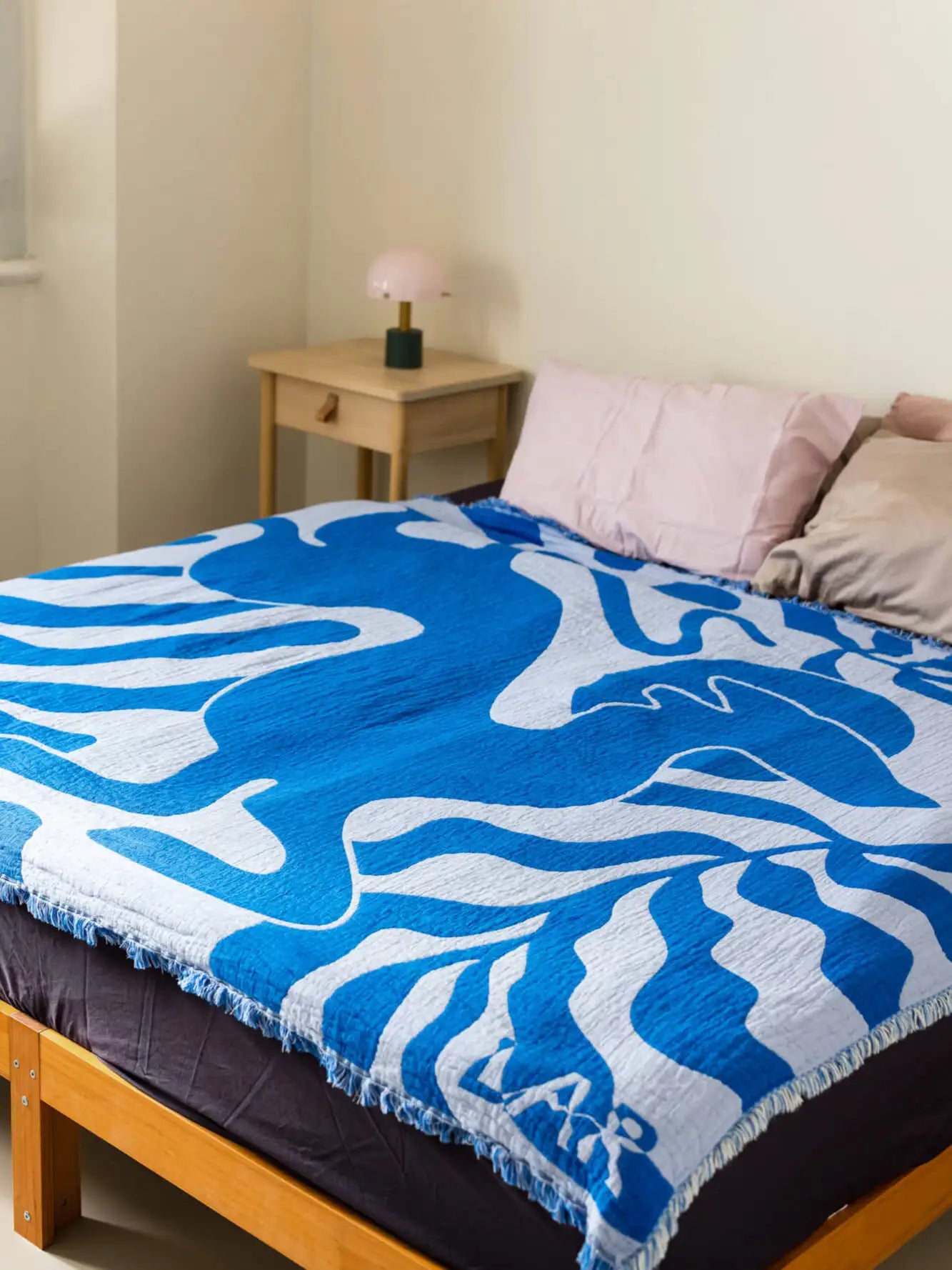 Blaue Kuscheldecke auf Bett