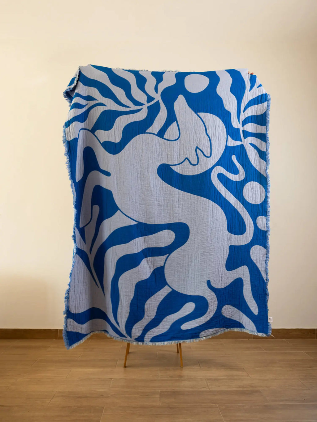 Blaue Kuscheldecke von LAR von hinten