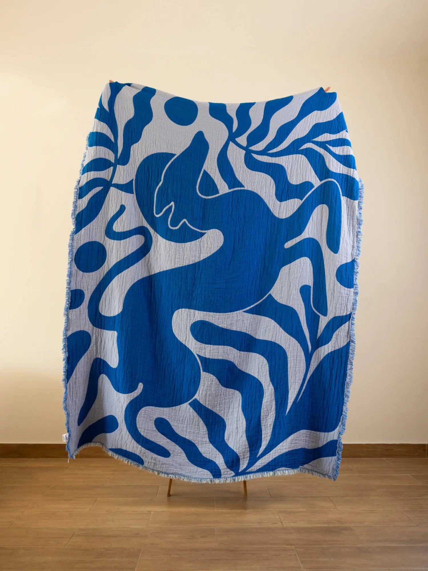 Blaue Kuscheldecke von LAR von vorne