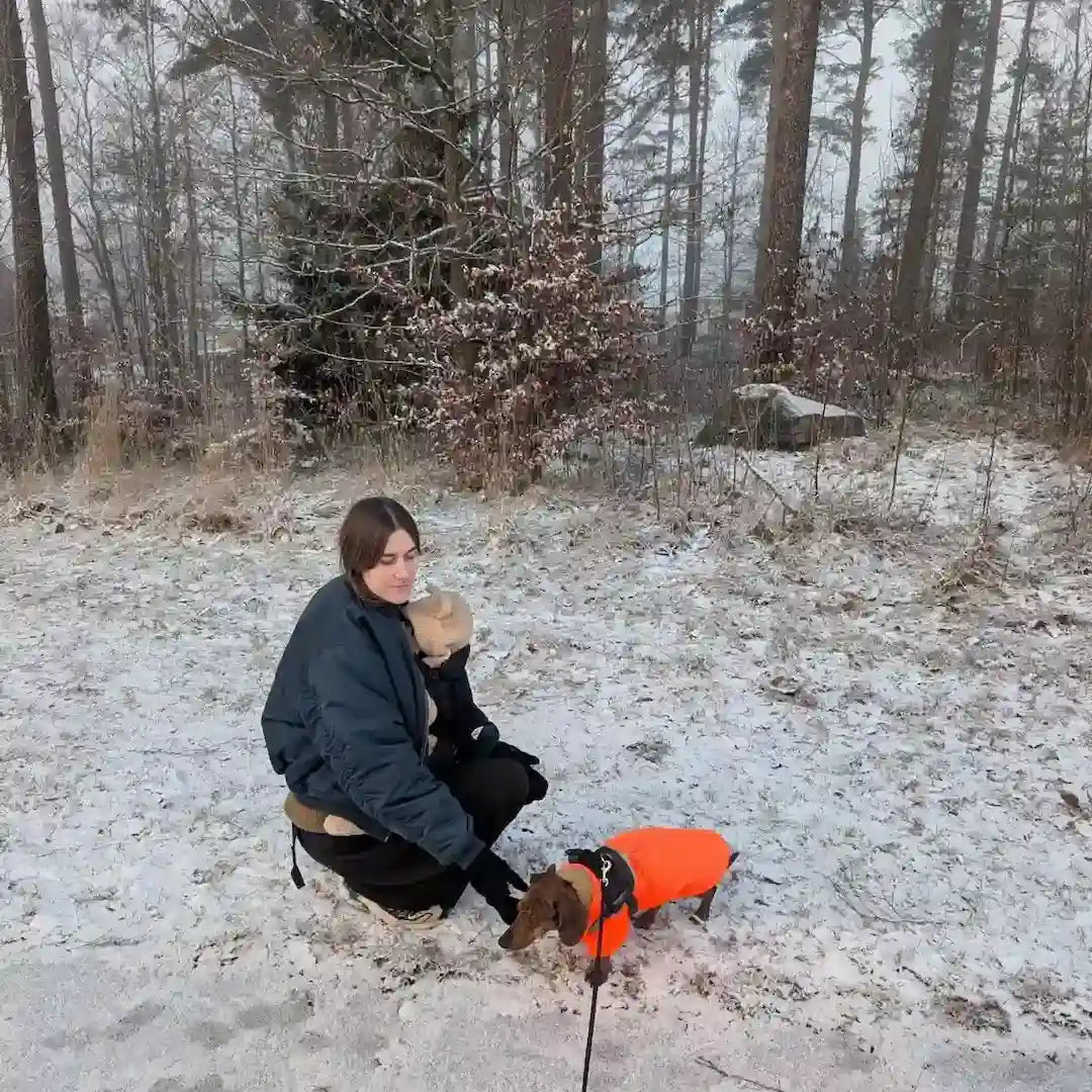 Junge Frau mit Baby und Hund in Kleidung, Freunde von LAR Baumwolldecken