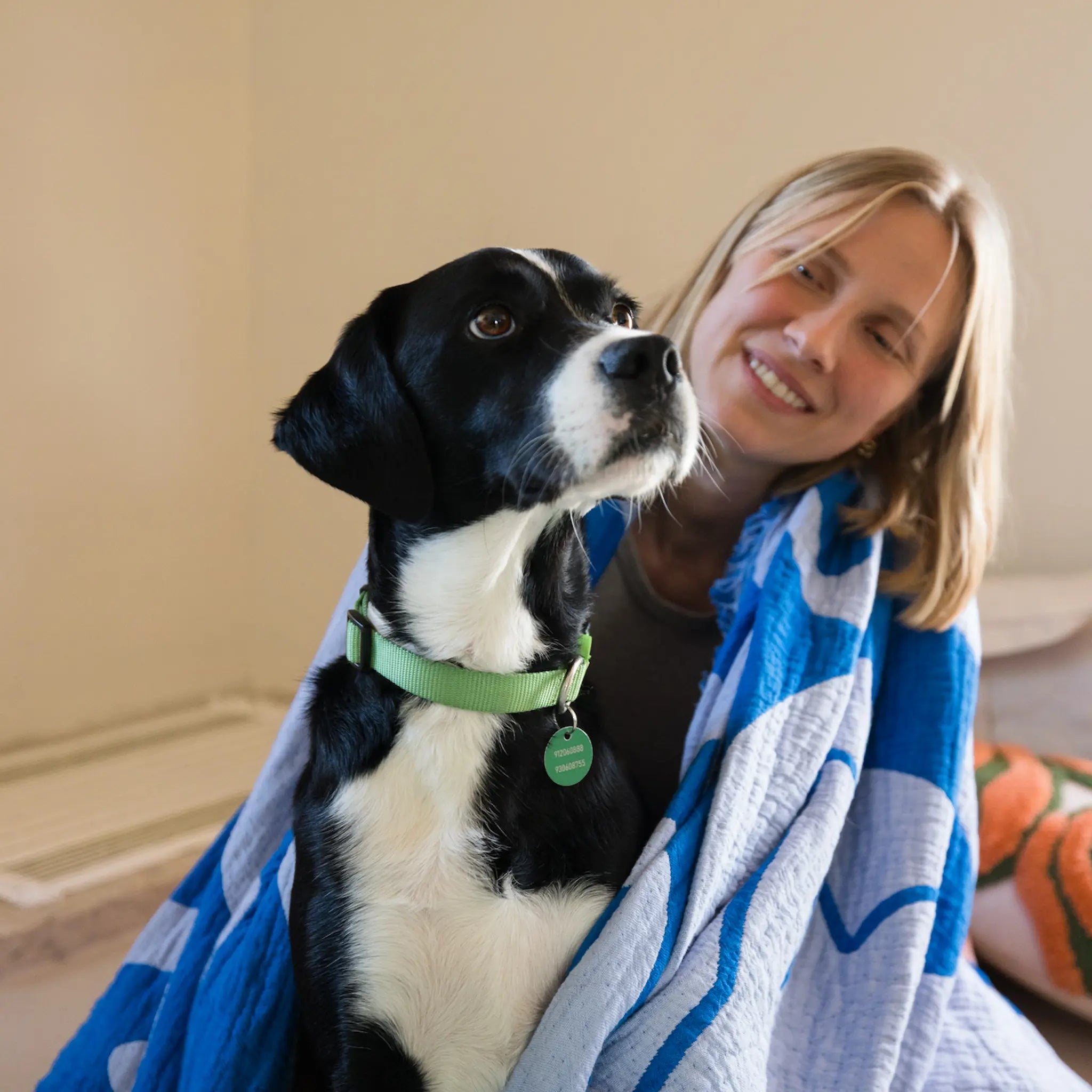 Frau mit Hund auf Decke von LAR Home