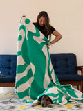 Frau mit Hund und grüner Kuscheldecke von LAR