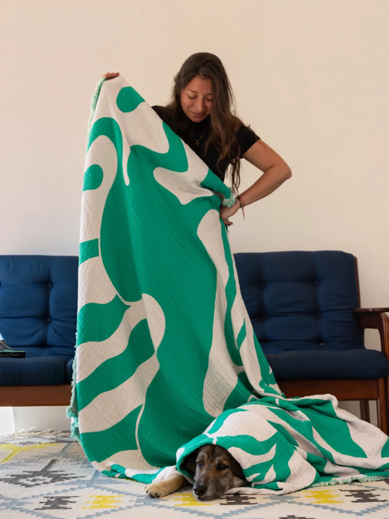 Frau mit Hund und grüner Kuscheldecke von LAR