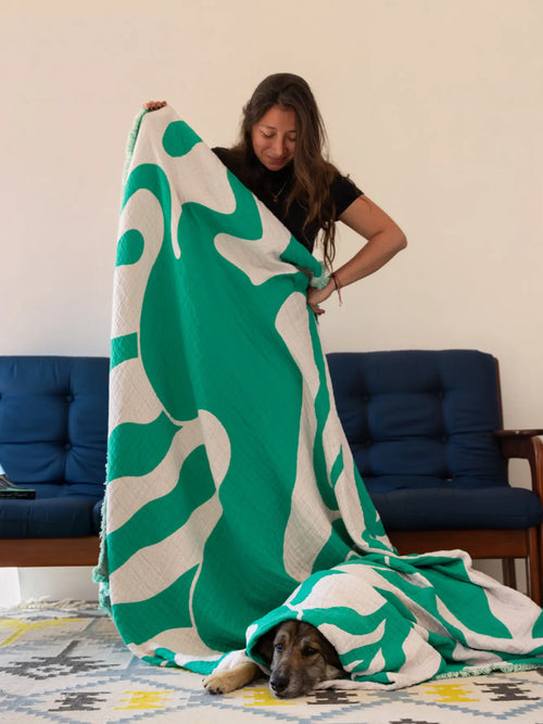Frau mit Hund und grüner Kuscheldecke von LAR