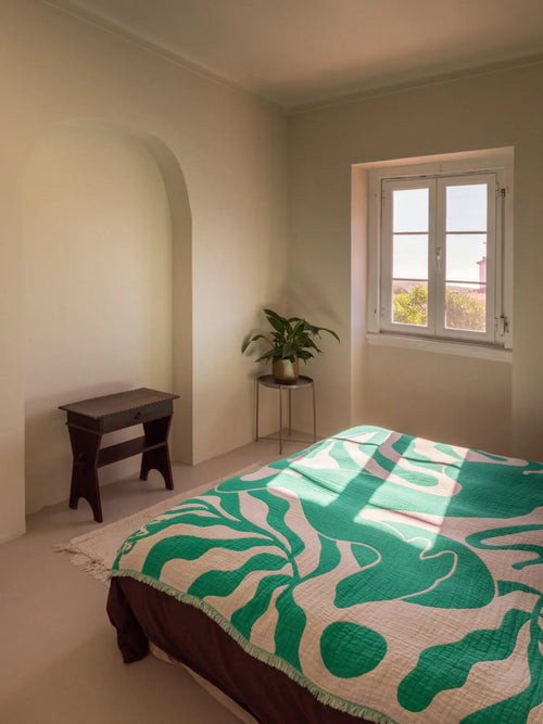 Grüne Kuscheldecke auf Bett