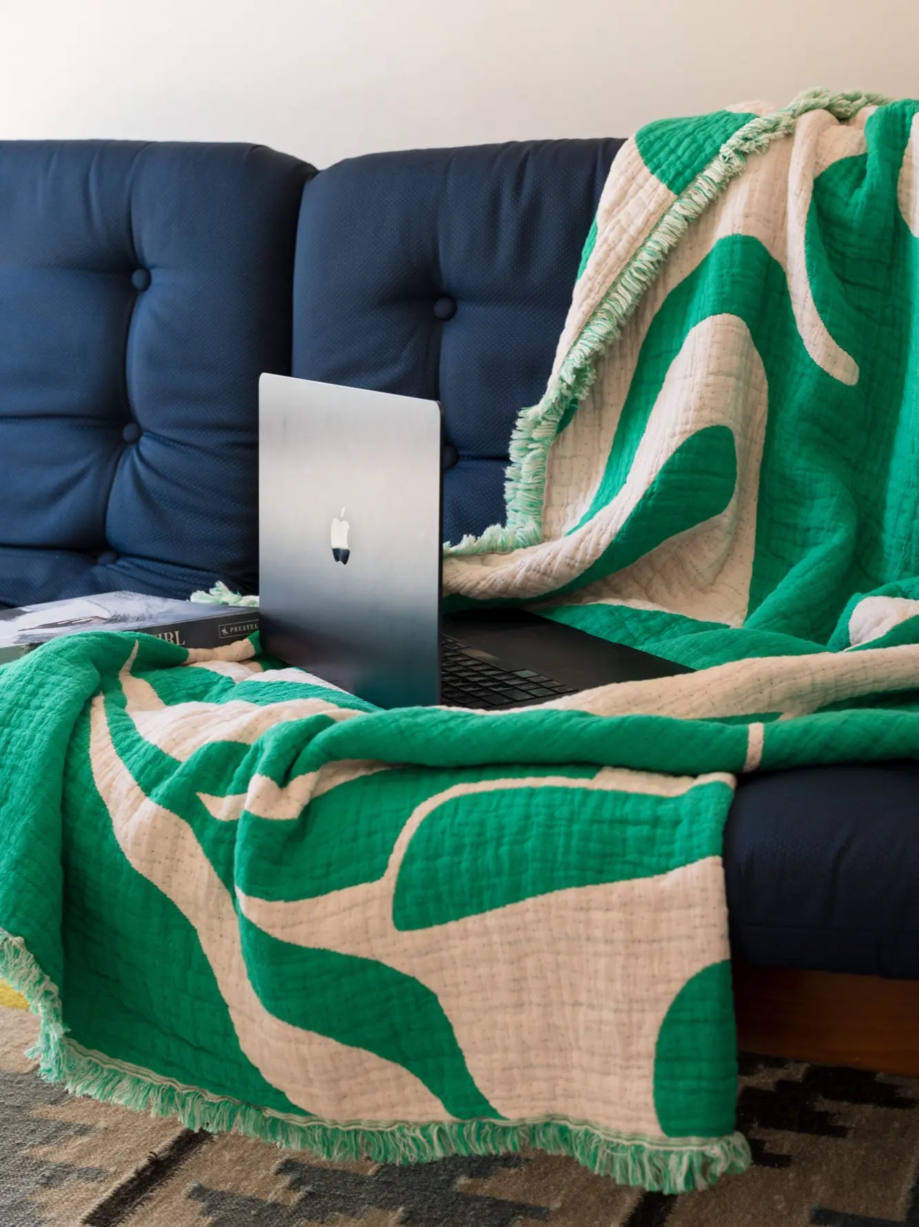 Grüne Kuscheldecke von LAR Home