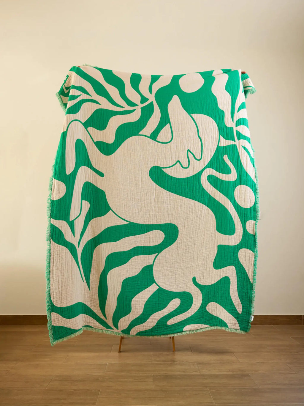 Grüne Kuscheldecke von LAR von hinten