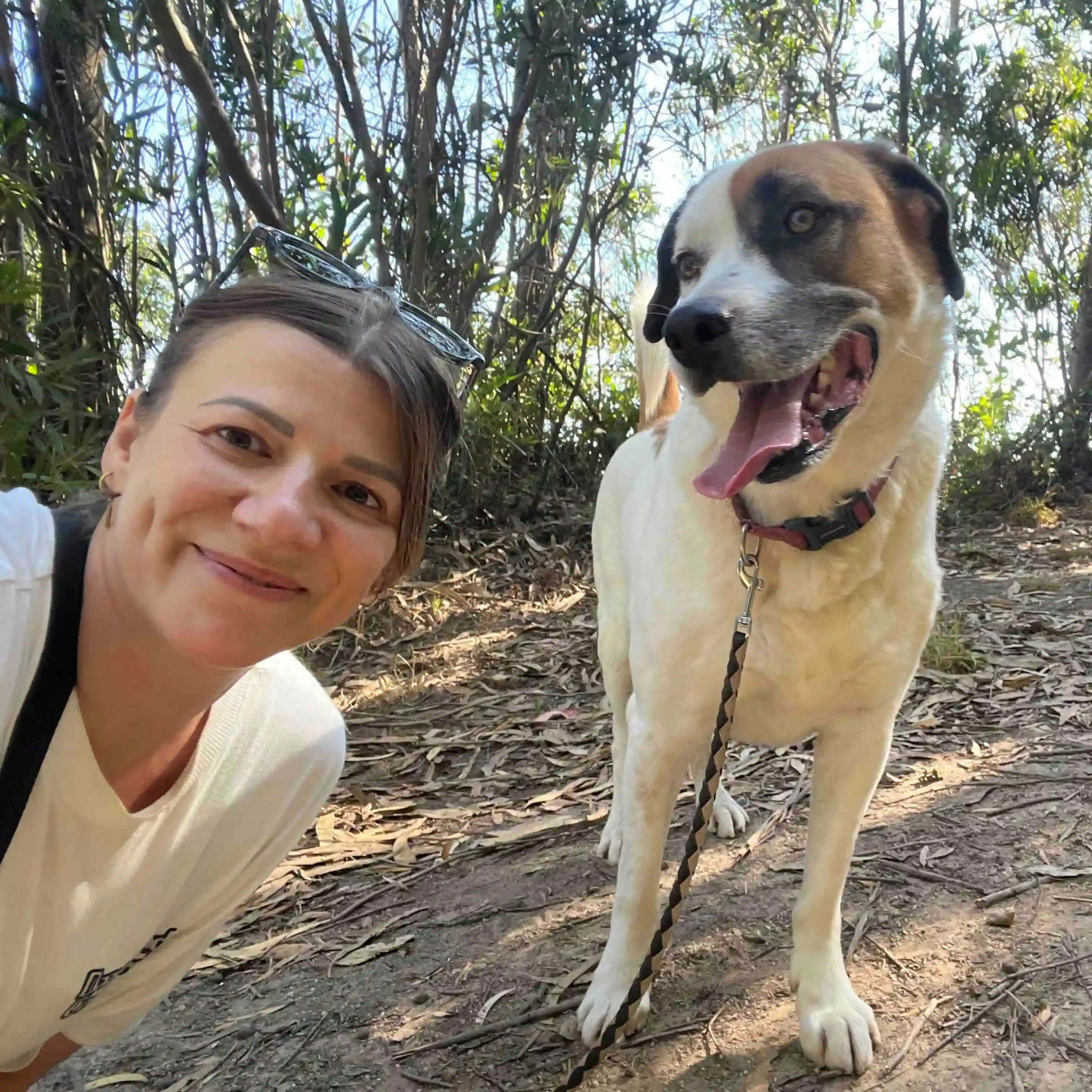 Gründerin von LAR Home mit Hund aus dem Tierschutz in Portugal