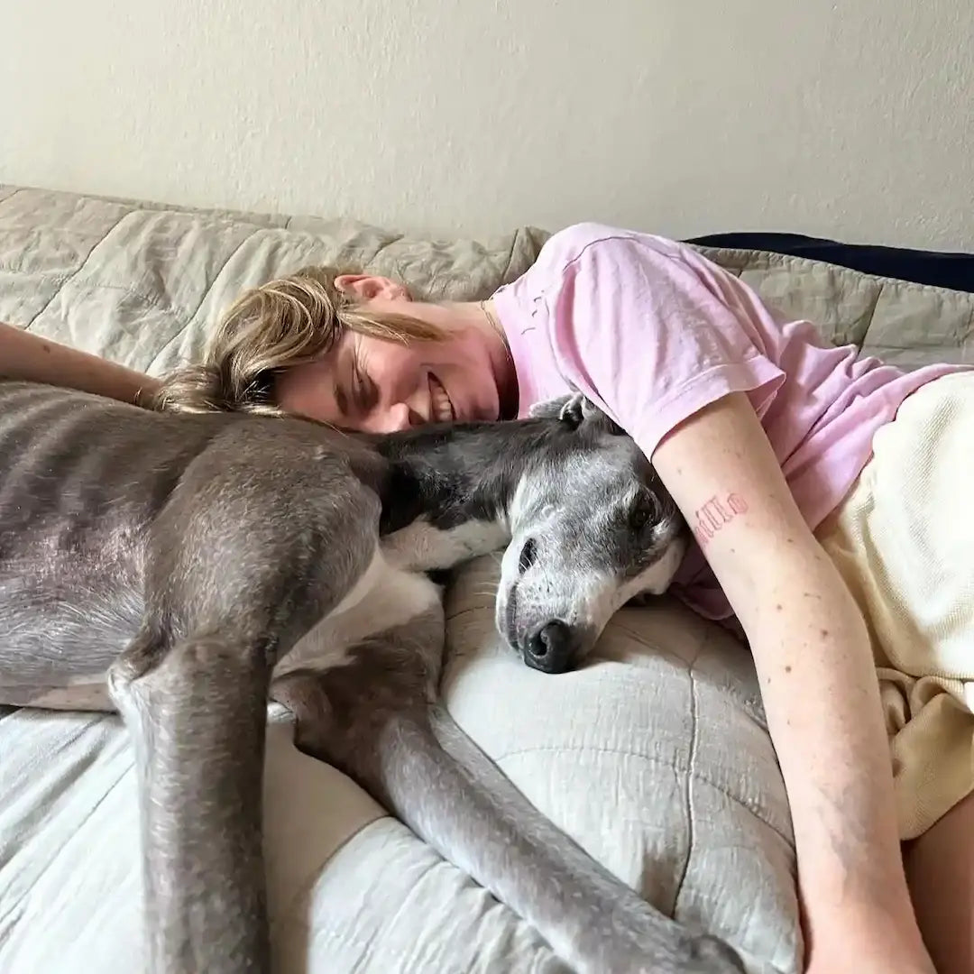 Freu mit Hund gemütlich im Bett und Decke, Freunde von LAR