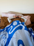 Mann im Bett mit blauer Kuscheldecke von LAR