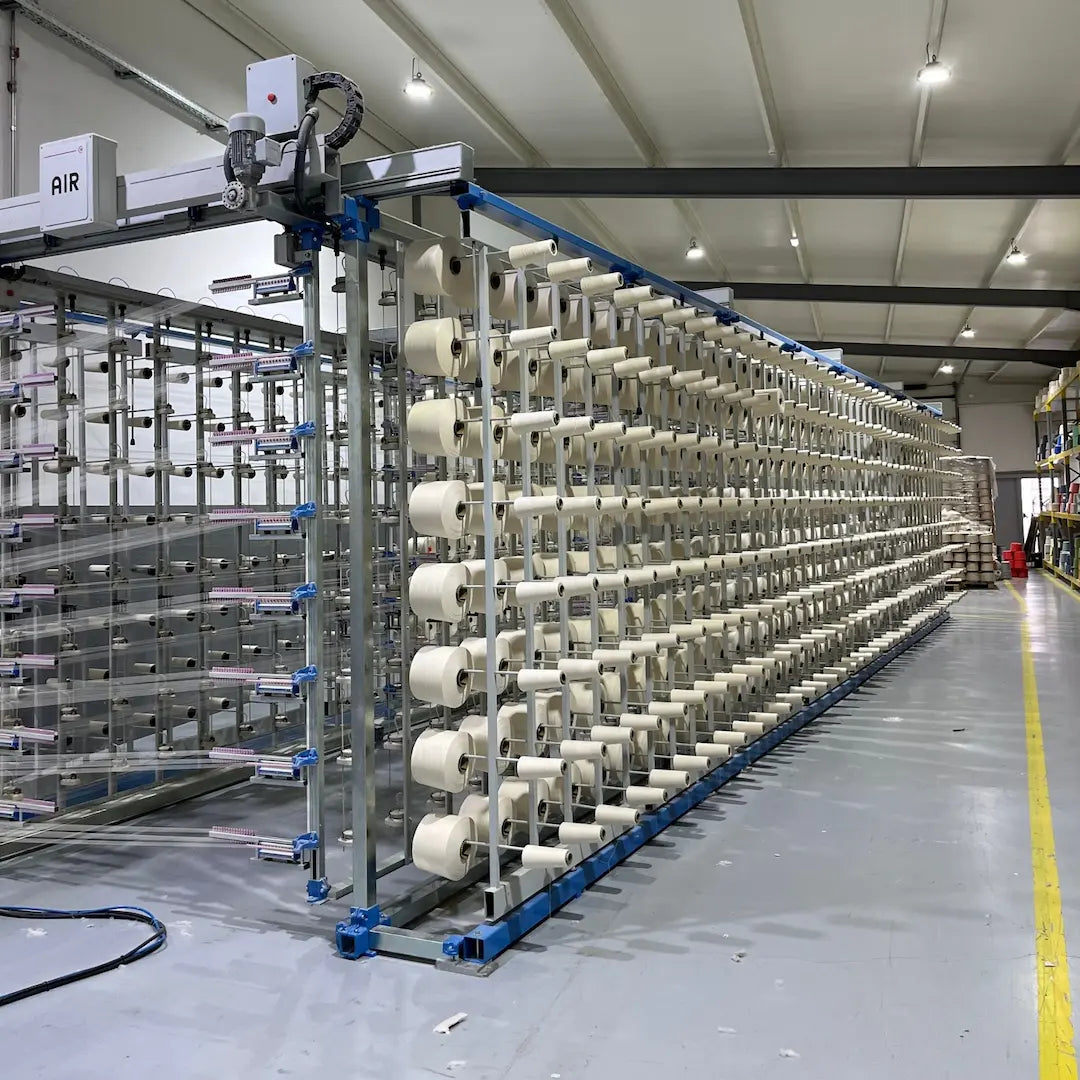 Produktionshalle für Textilkunst in Portugal mit Rollen von 100 % Baumwolle